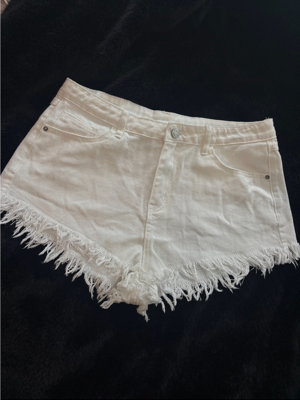 3/9$ White Frayed Denim Mini Shorts | Size Medium 🤍